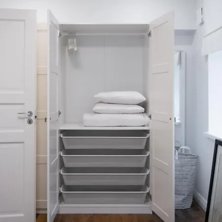 Charming 1 Bedroom In Superb Location Free Parking *